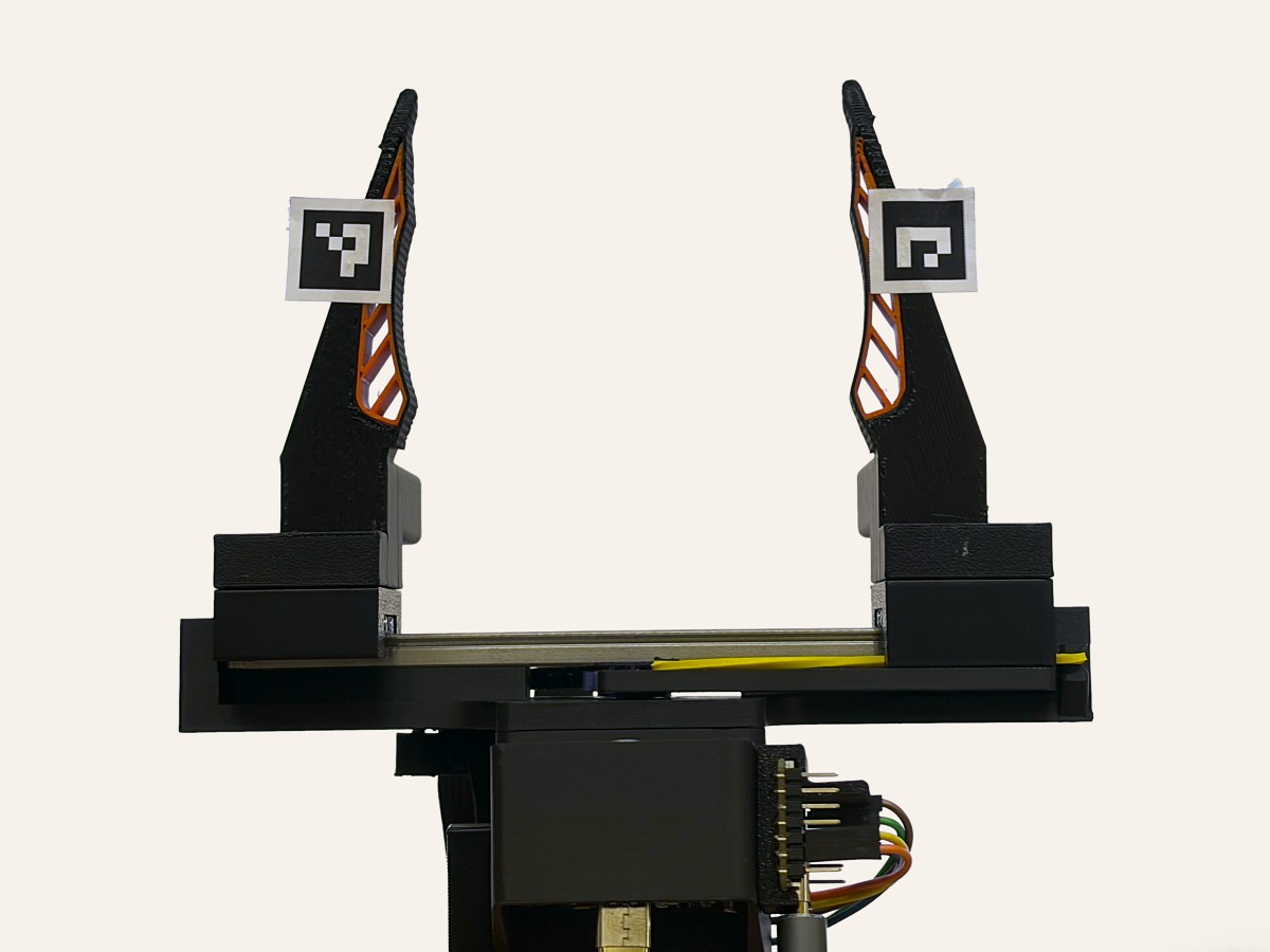 The same view with the two ArUco tags taped further up on the jaws, towards the fingertips.